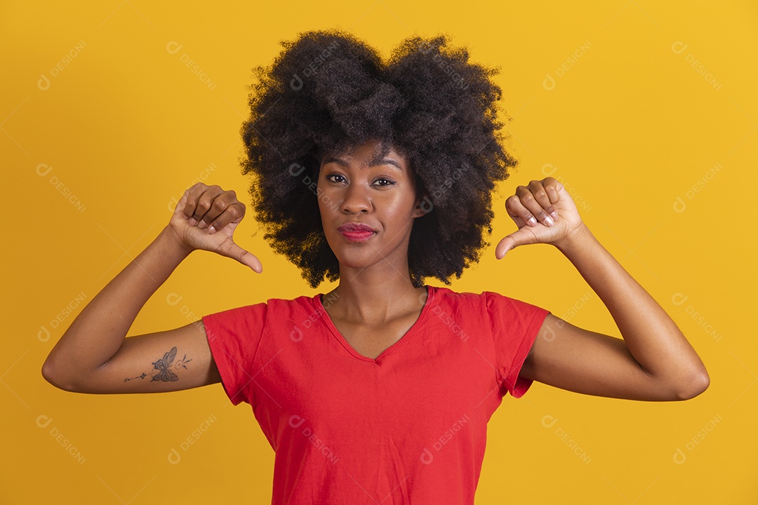 Mulher negra sorridente usando uma camiseta vermelha e fazendo gestos