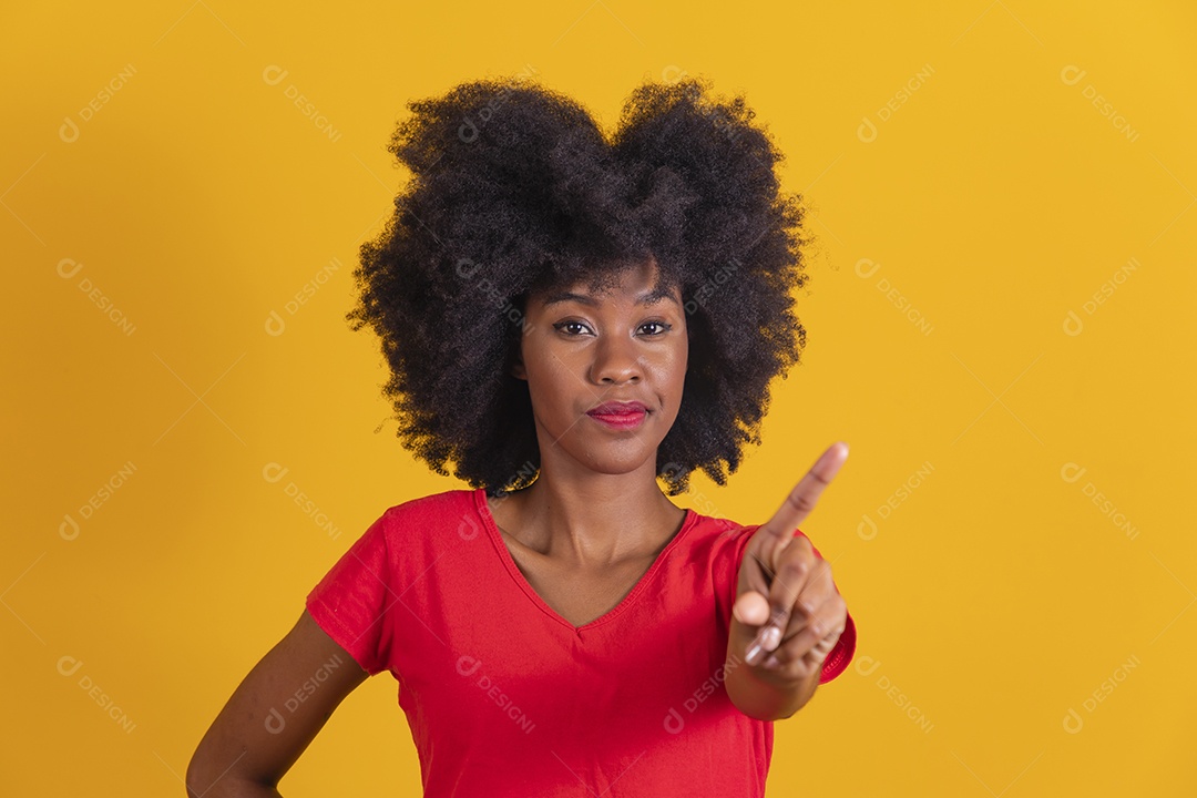 Mulher negra sorridente usando uma camiseta vermelha e fazendo gestos