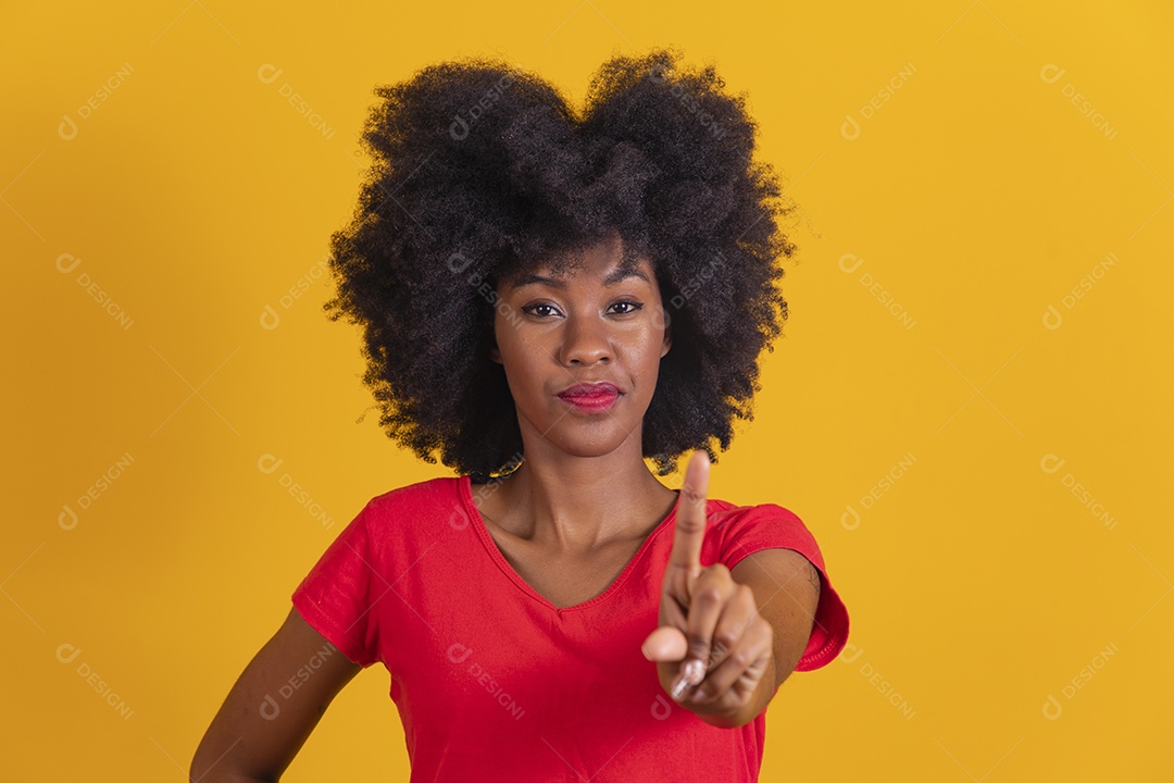 Mulher negra sorridente usando uma camiseta vermelha e fazendo gestos