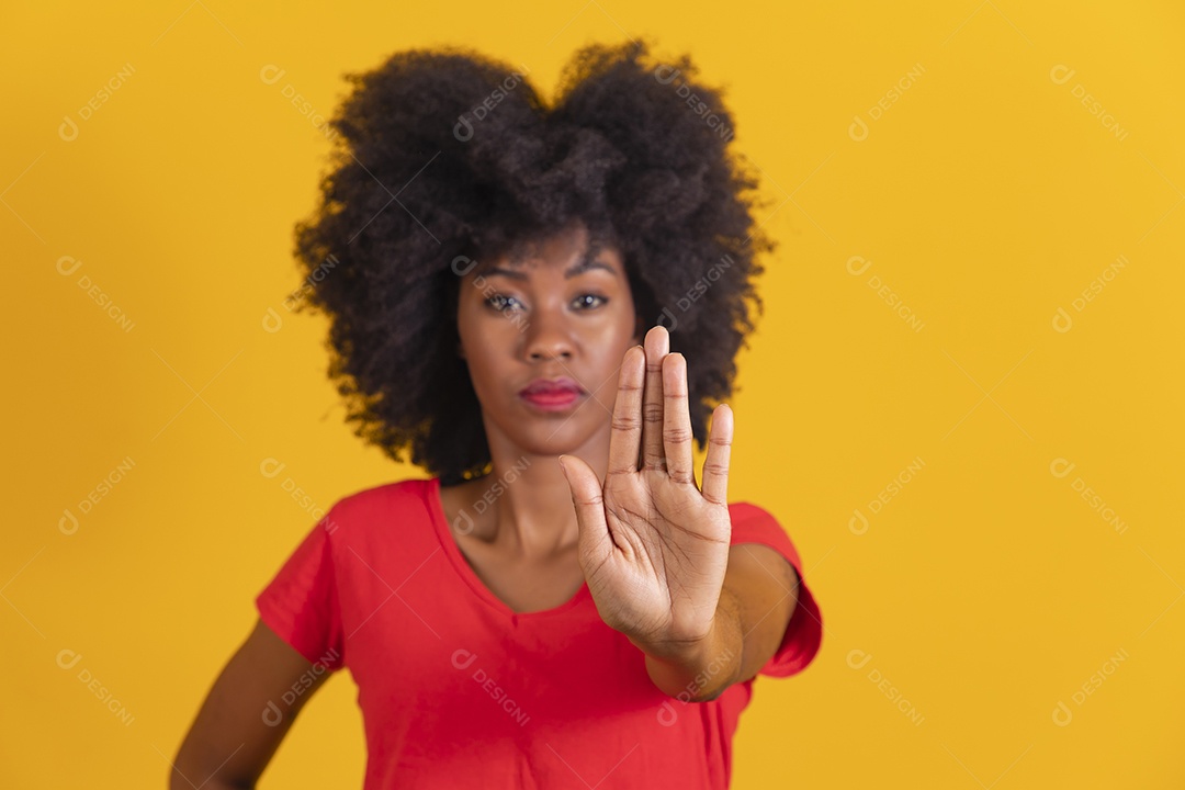 Mulher negra sorridente usando uma camiseta vermelha e fazendo gestos