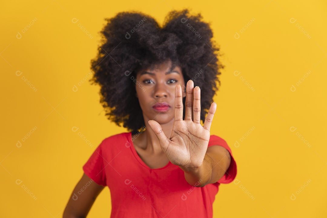 Mulher negra usando uma camiseta vermelha e fazendo gestos