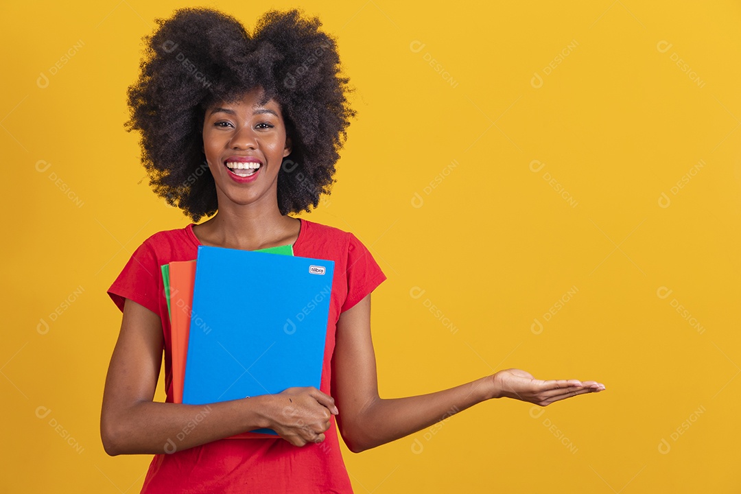 Mulher negra usando uma camiseta vermelha fazendo algumas expressões e segurando cadernos