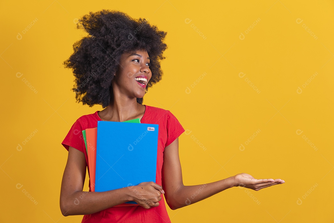 Mulher negra usando uma camiseta vermelha fazendo algumas expressões e segurando cadernos