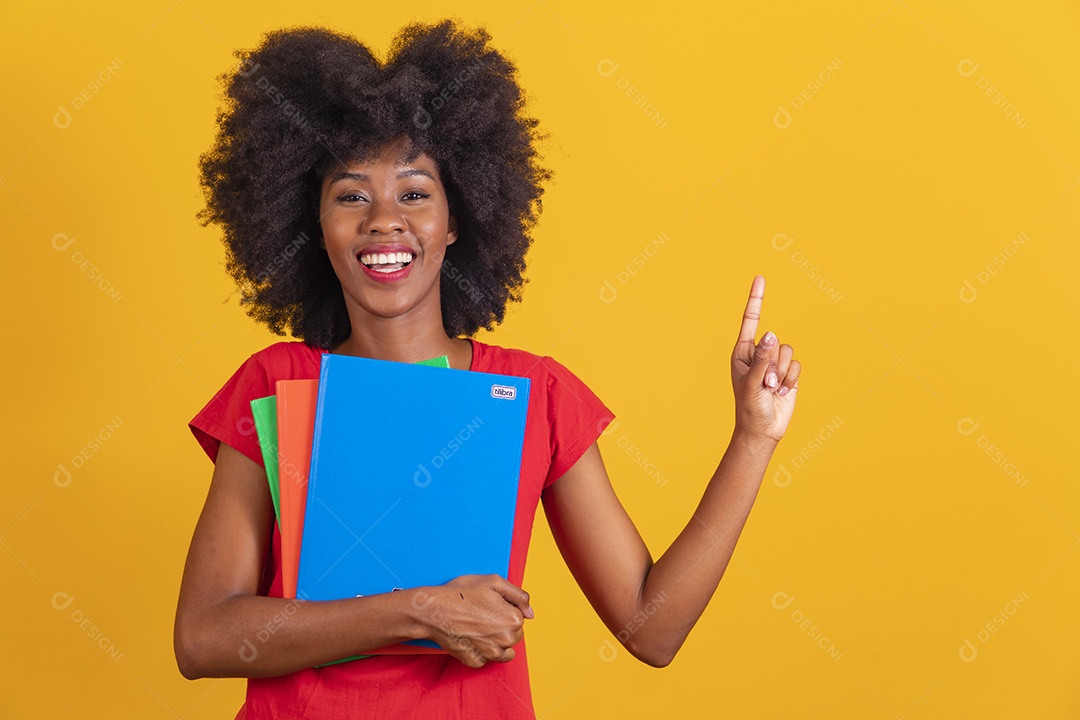 Mulher negra usando uma camiseta vermelha fazendo algumas expressões e segurando cadernos