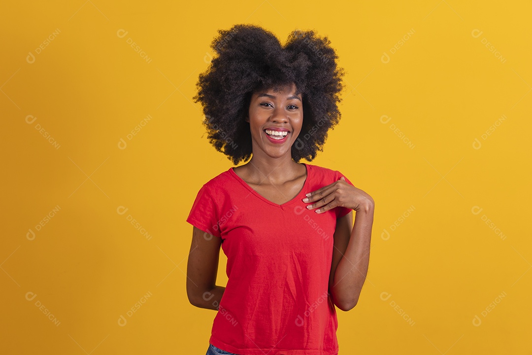 Mulher negra usando uma camiseta vermelha fazendo algumas expressões