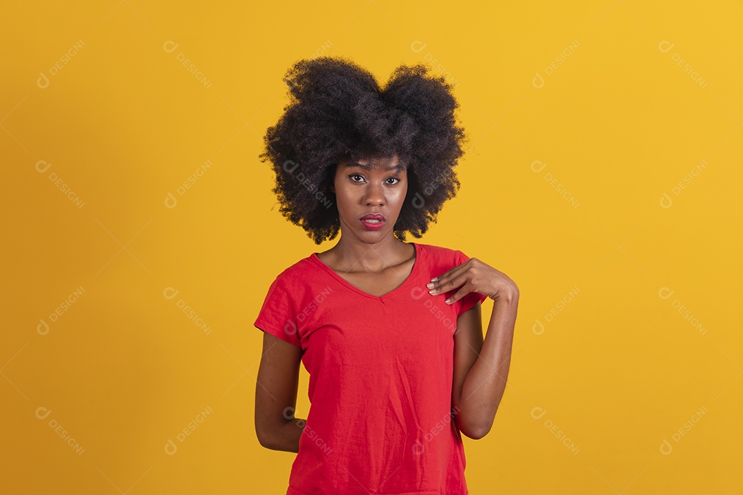 Mulher negra usando uma camiseta vermelha fazendo algumas expressões