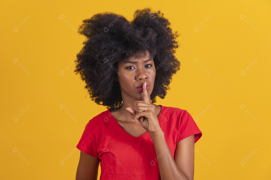 Mulher negra usando uma camiseta vermelha fazendo algumas expressões