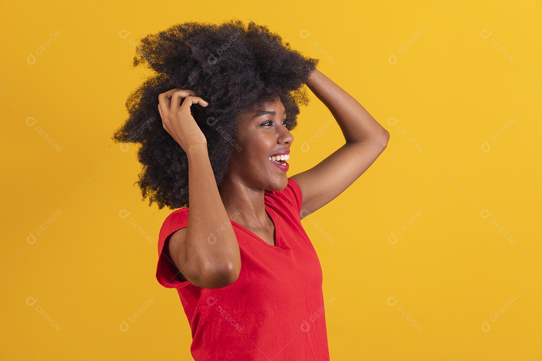 Mulher negra sorridente usando uma camiseta vermelha