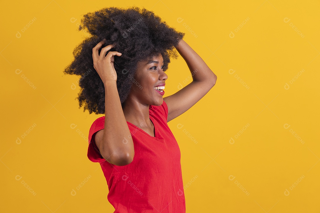 Mulher negra sorridente usando uma camiseta vermelha