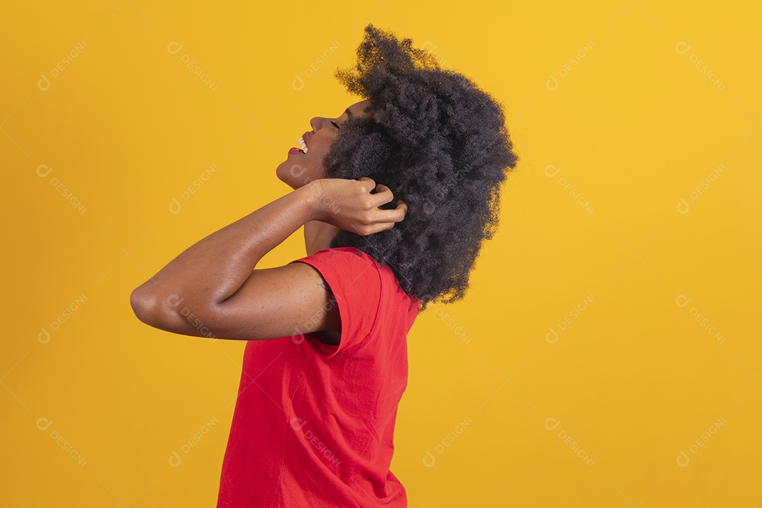 Mulher negra sorridente usando uma camiseta vermelha