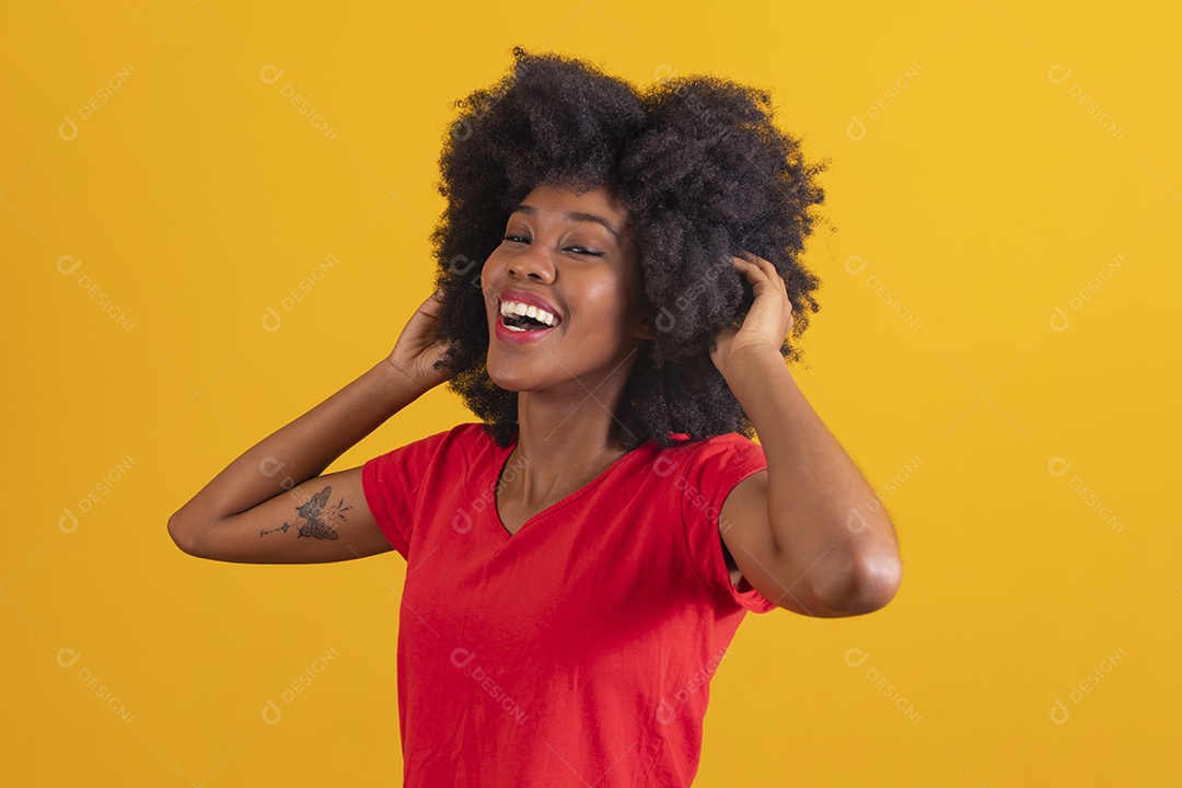 Mulher negra sorridente usando uma camiseta vermelha