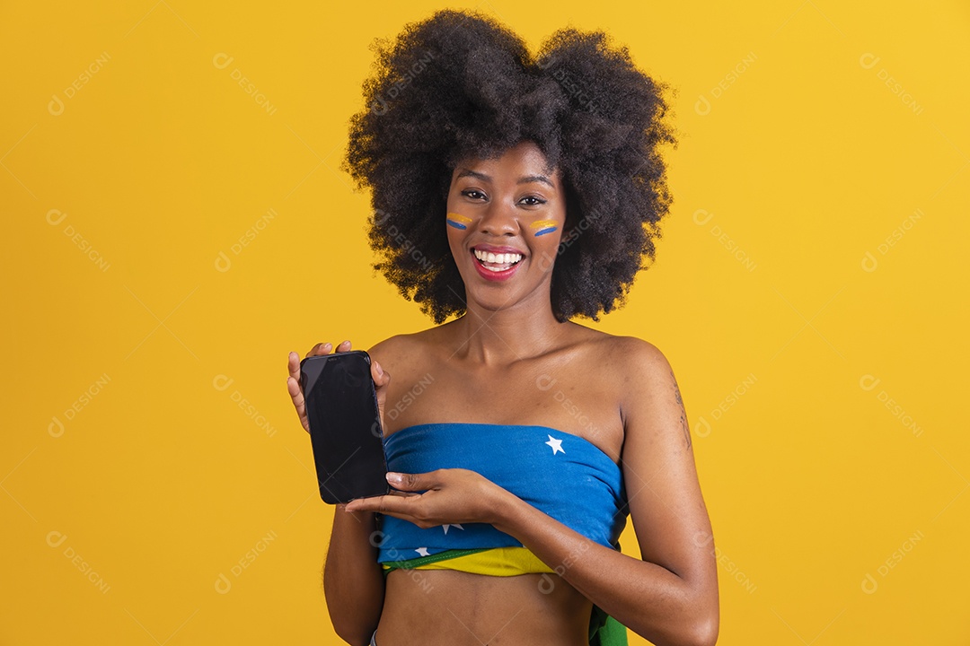 Mulher negra vestindo bandeira do Brasil segurando um smartphone celular