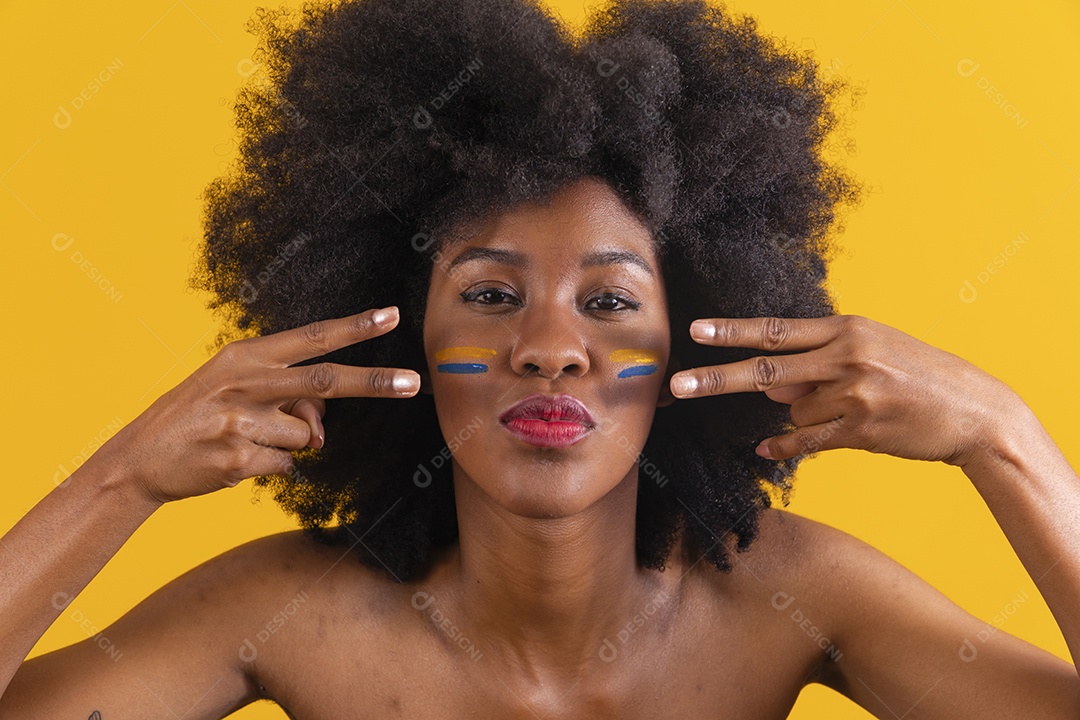 Mulher negra vestindo bandeira do Brasil fazendo algumas expressões