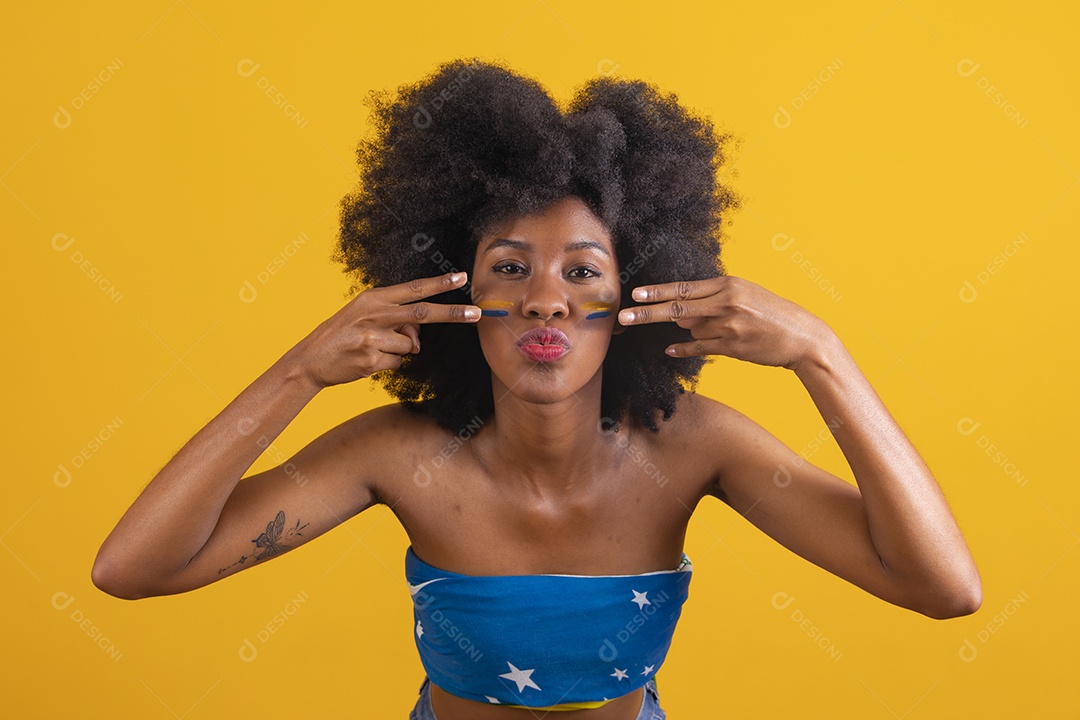 Mulher negra vestindo bandeira do Brasil fazendo algumas expressões