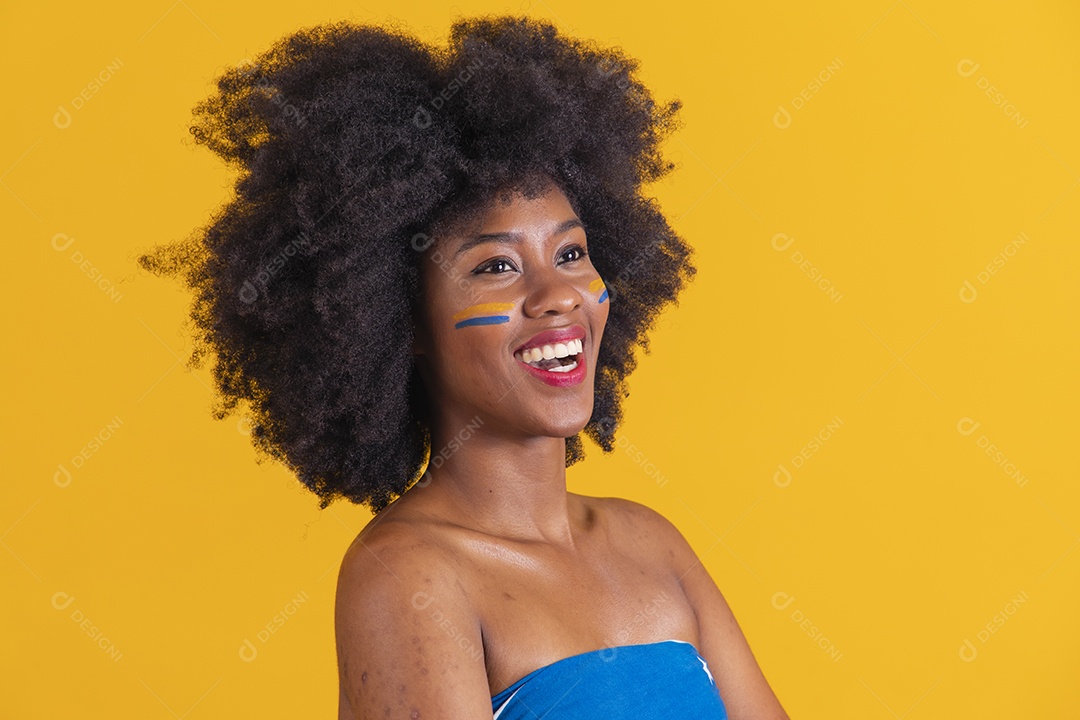Mulher negra vestindo bandeira do Brasil fazendo algumas expressões