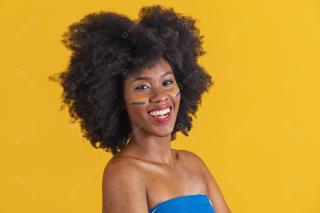 Mulher negra vestindo bandeira do Brasil fazendo algumas expressões