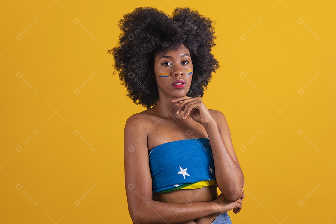 Mulher negra vestindo bandeira do Brasil fazendo algumas expressões