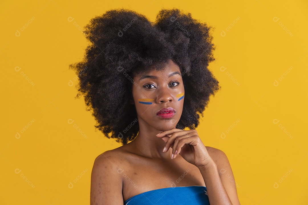 Mulher negra vestindo bandeira do Brasil fazendo algumas expressões