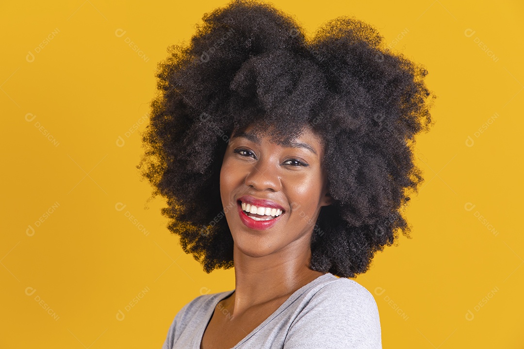 Mulher negra sorridente usando uma camiseta cinza