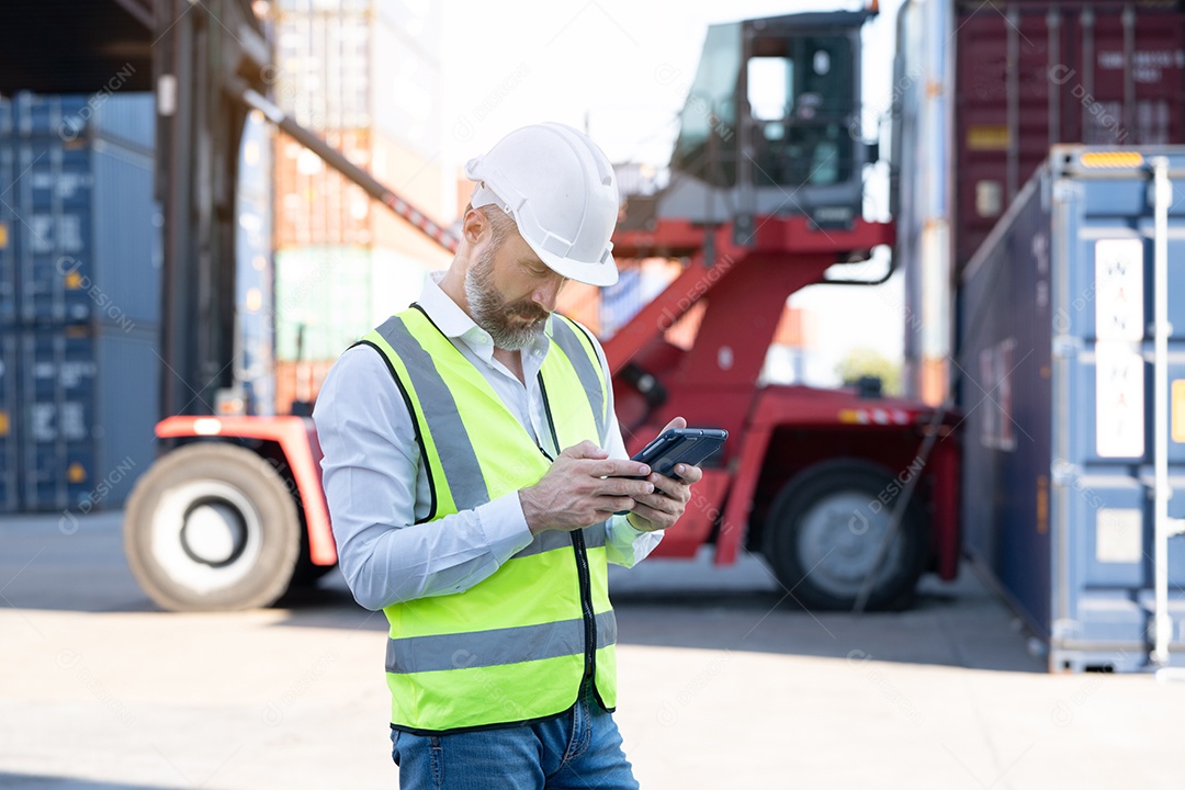 CEO ou gerente de capacete branco com controle de tablet carregando Conta