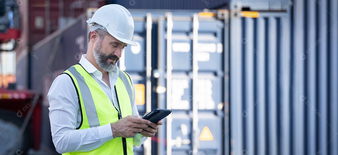 CEO ou gerente de capacete branco com controle de tablet carregando Conta