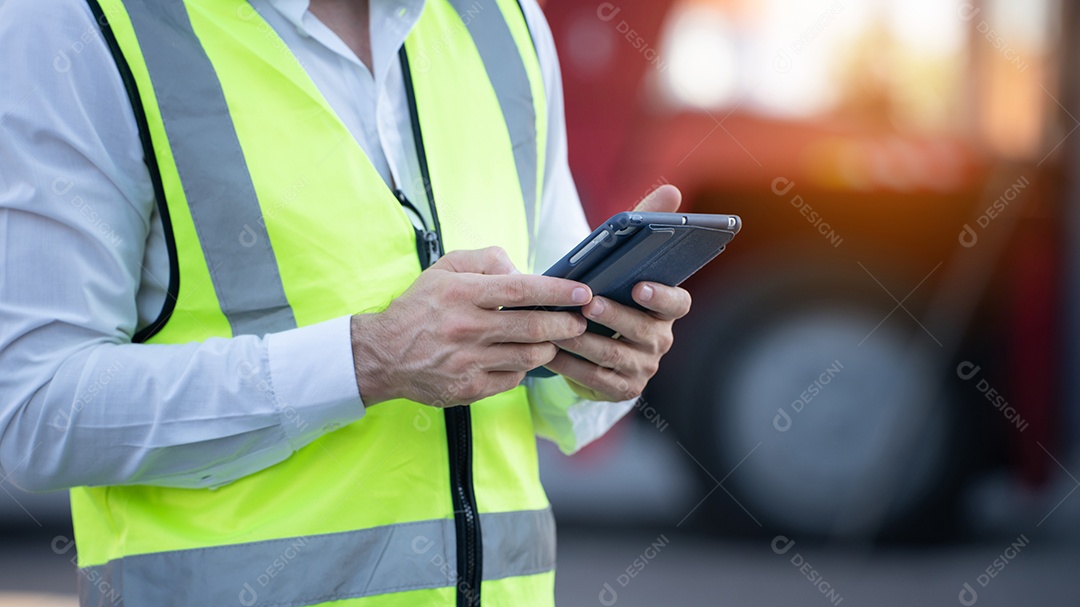 CEO ou gerente de capacete branco com controle de tablet carregando Conta