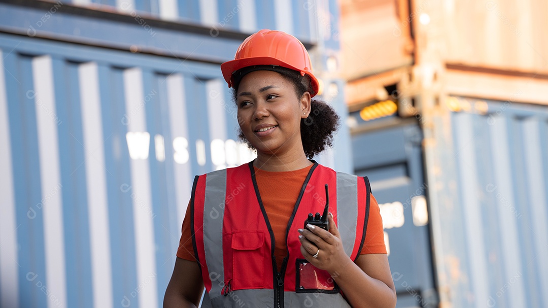 Capataz de mulher segurando o controle de walkie talkie carregando os recipientes