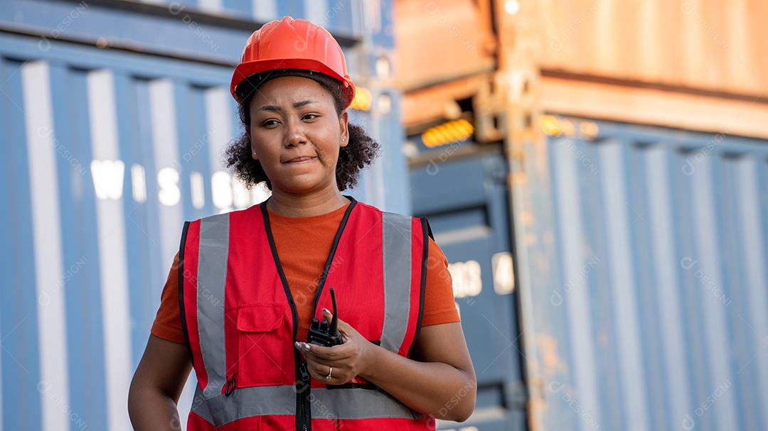 Capataz de mulher segurando o controle de walkie talkie carregando os recipientes