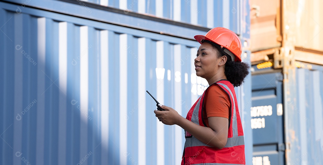 Capataz de mulher segurando o controle de walkie talkie carregando os recipientes