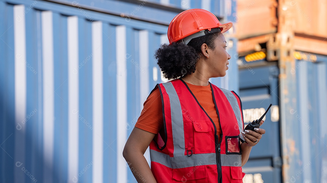 Capataz de mulher segurando o controle de walkie talkie carregando os recipientes