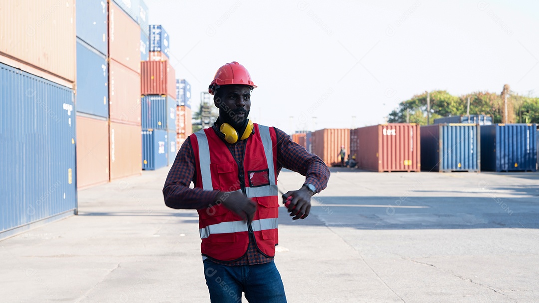 Trabalhador de contêiner de carga polegares para cima no porto de carga