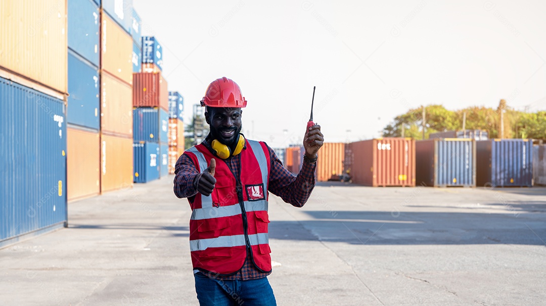 Trabalhador de contêiner de carga polegares para cima no porto de carga