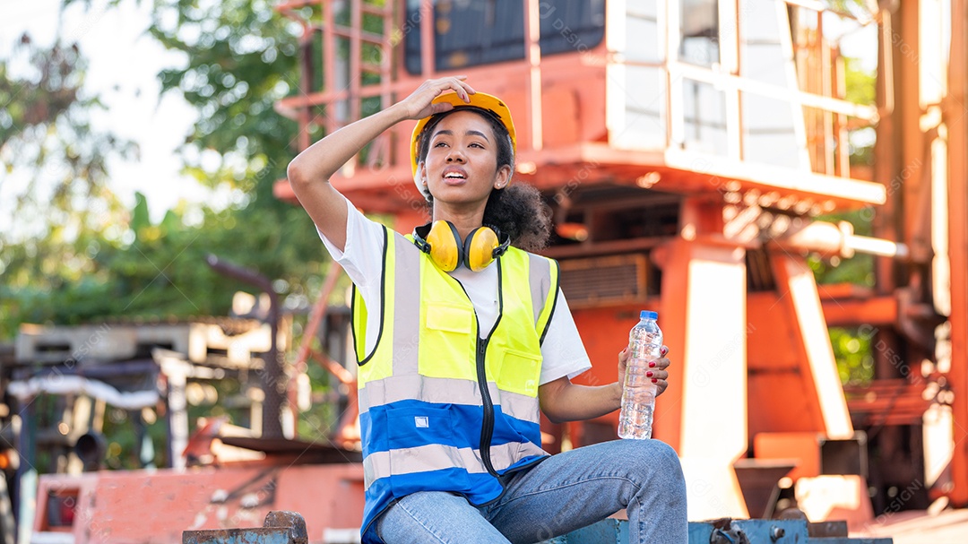 Divergente Um capataz ou trabalhadora afro-americana vestindo