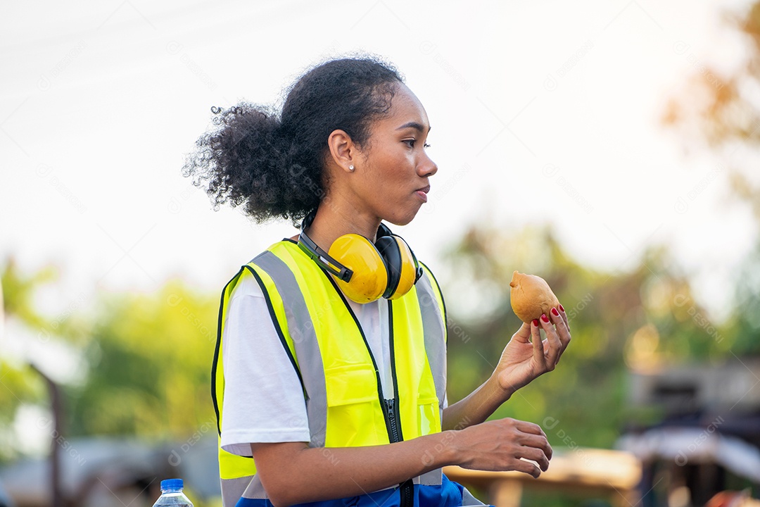 sorriso mulher afro-americana capataz trabalhador ou mulher