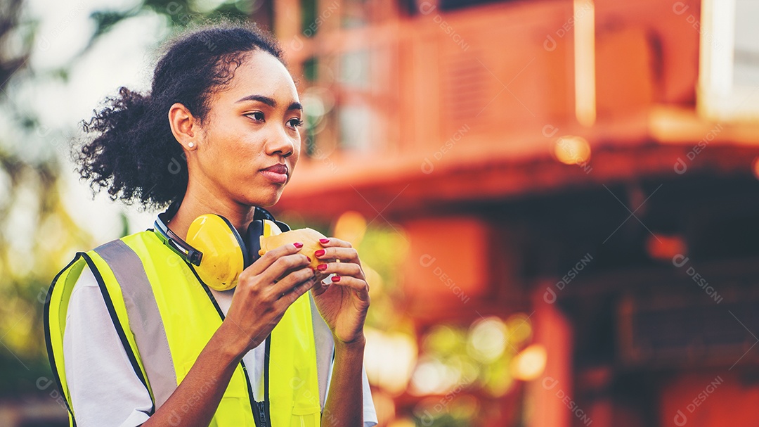 sorriso mulher afro-americana capataz trabalhador ou mulher
