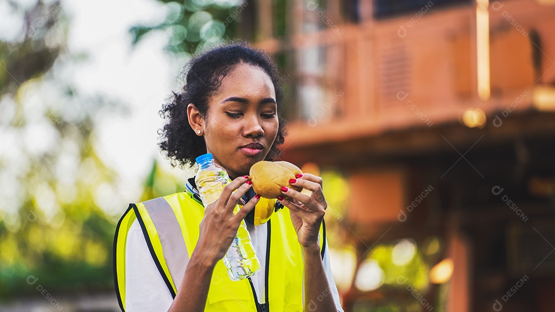 sorriso mulher afro-americana capataz trabalhador ou mulher