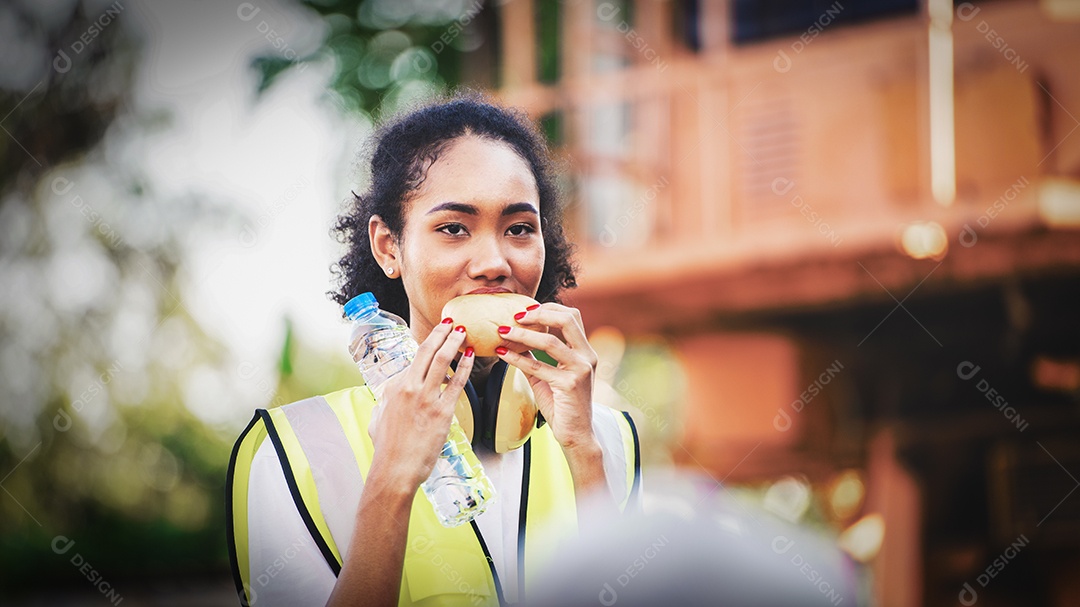 sorriso mulher afro-americana capataz trabalhador ou mulher