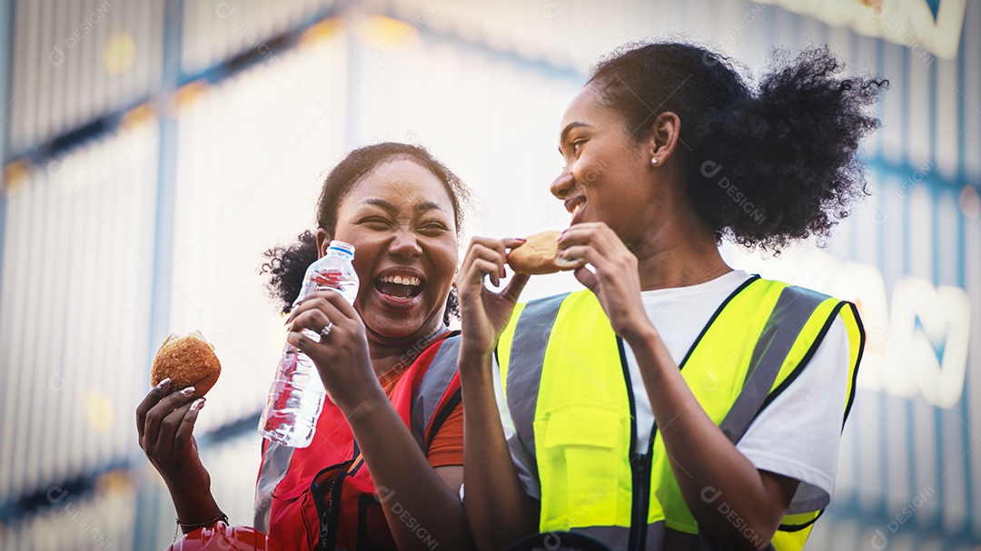 sorria duas mulheres afro-americanas trabalhadoras de capataz ou mulher