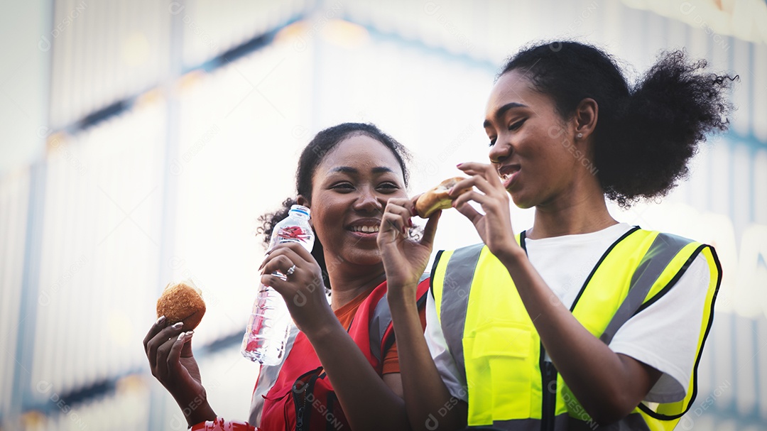 sorria duas mulheres afro-americanas trabalhadoras de capataz ou mulher