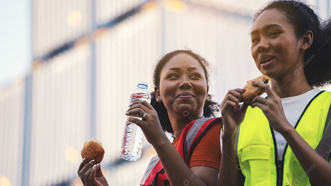 sorria duas mulheres afro-americanas trabalhadoras de capataz ou mulher