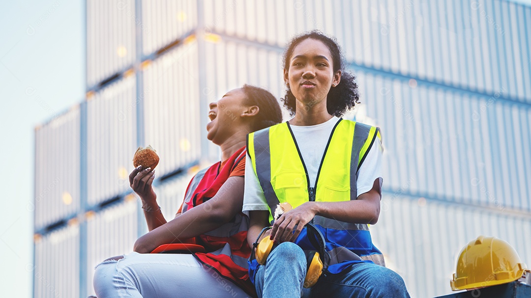 sorria duas mulheres afro-americanas trabalhadoras de capataz ou mulher