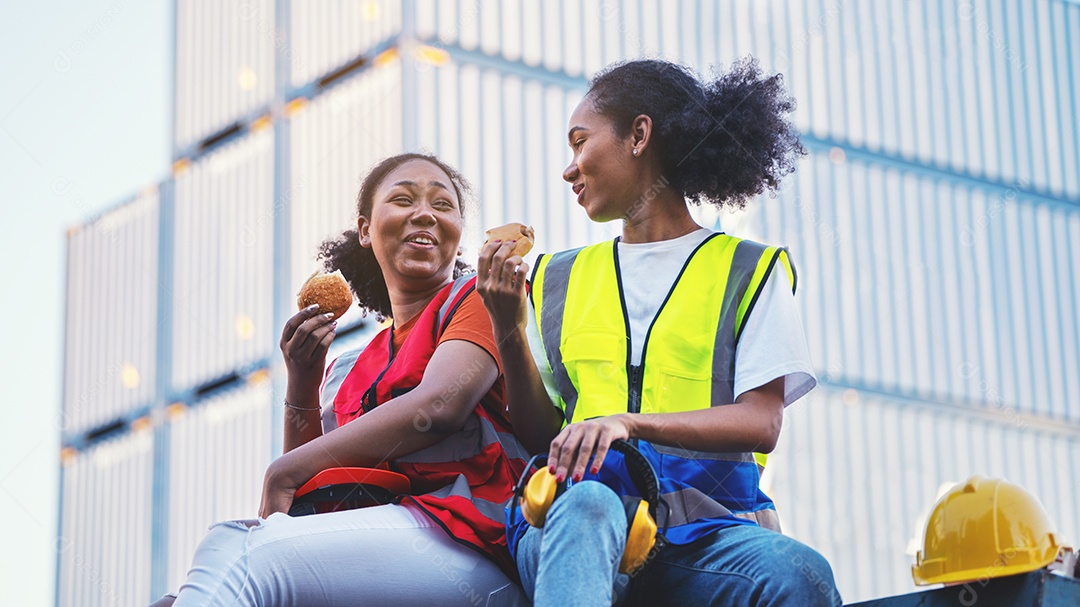 sorria duas mulheres afro-americanas trabalhadoras de capataz ou mulher