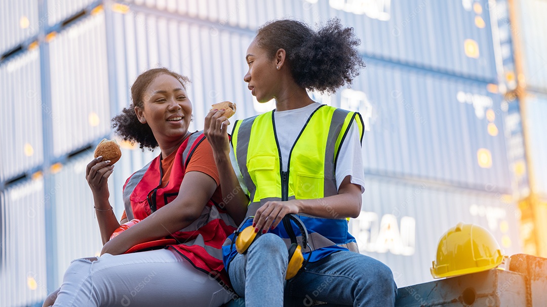 sorria duas mulheres afro-americanas trabalhadoras de capataz ou mulher