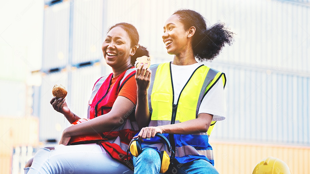 sorria duas mulheres afro-americanas trabalhadora de capataz ou mulher mainte