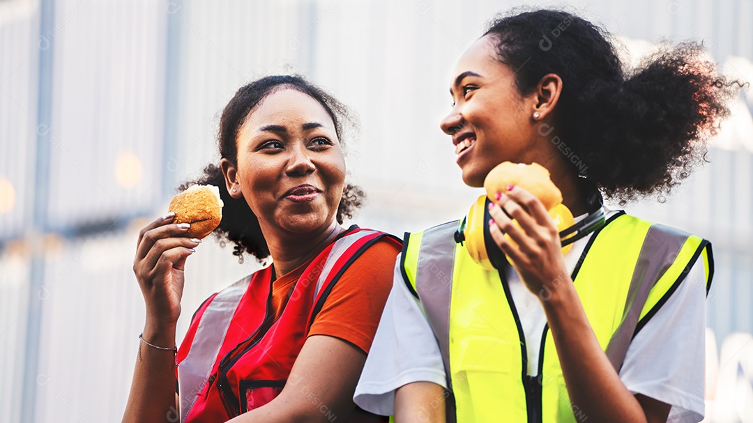 sorria duas mulheres afro-americanas trabalhadora de capataz ou mulher mainte