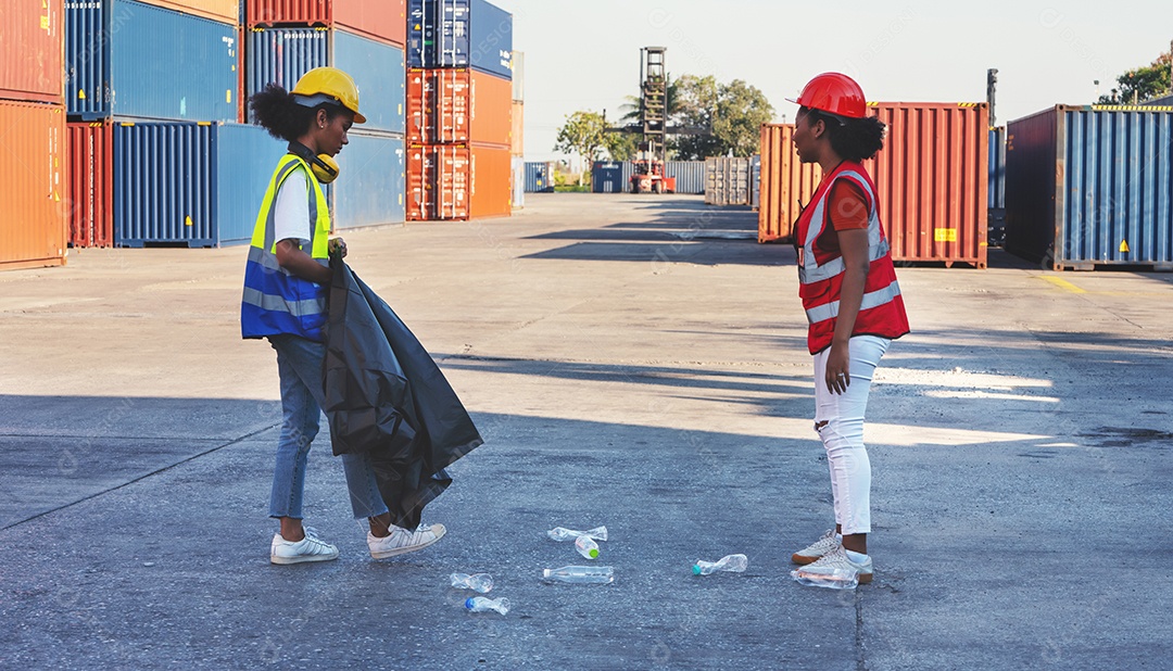 Capataz de mulher afro-americana ou trabalhador de manutenção colocado em segurança