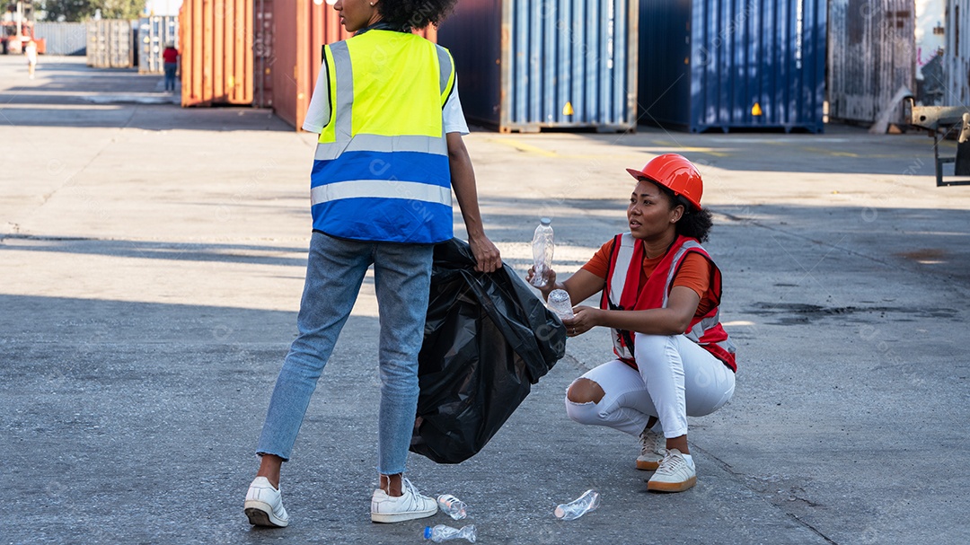 Mulher técnica ou trabalhadora de manutenção segura caixa de ferramentas mecânica