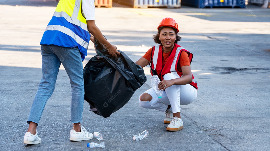 Mulher técnica ou trabalhadora de manutenção segura caixa de ferramentas mecânica