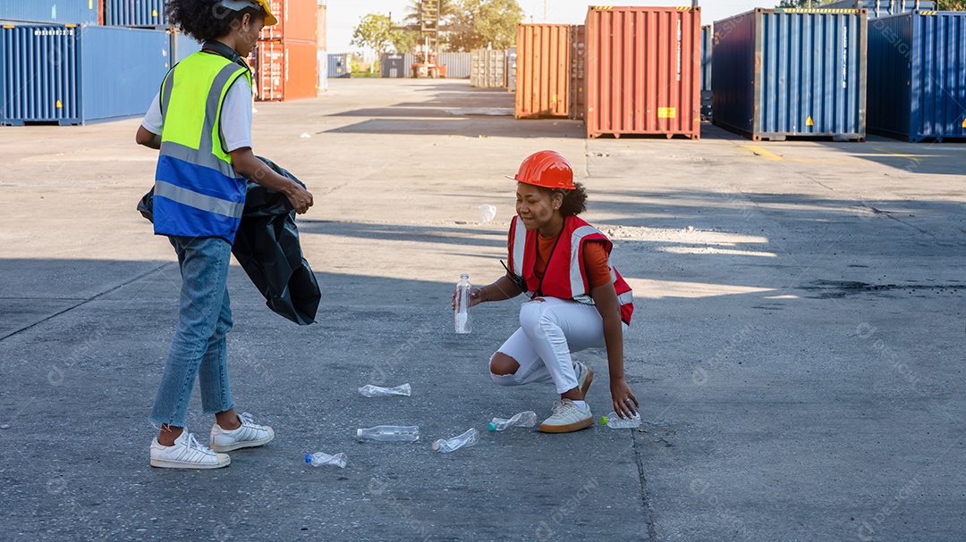 Mulher técnica ou trabalhadora de manutenção segura caixa de ferramentas mecânica