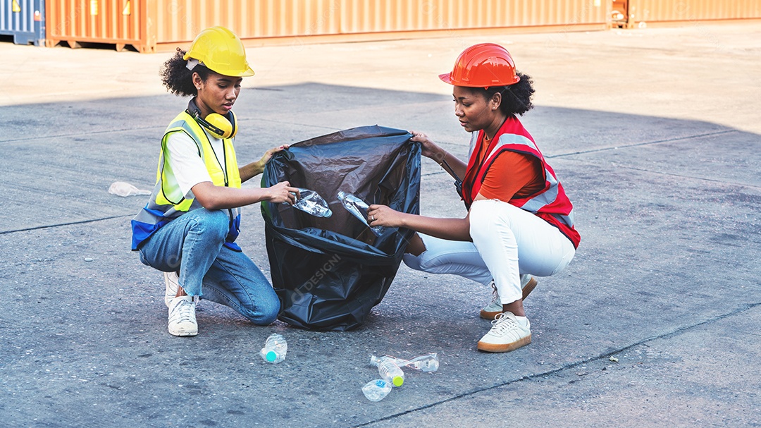 Capataz de mulher afro-americana ou trabalhador de manutenção colocado em segurança